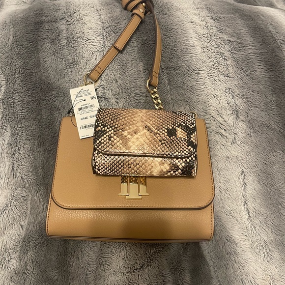 Sibbell Snake Farm - Picture 1 of 3